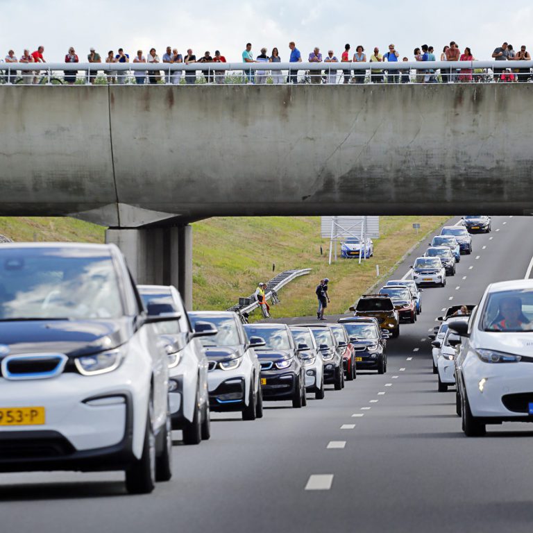 sustainable cars without emission Slotparader van de Elfwegentocht. Op de snelweg tussen Drachten en Leeuwarden reed een enorme stoet van duurzame voertuigen.
